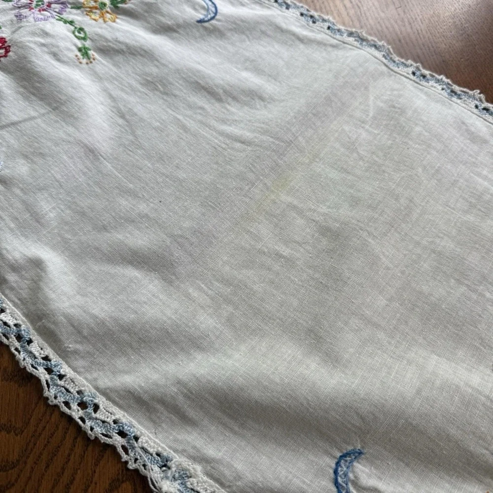 Vtg Hand-Embroidered Floral Linen Table Runner With Lace Tatted Edging 36